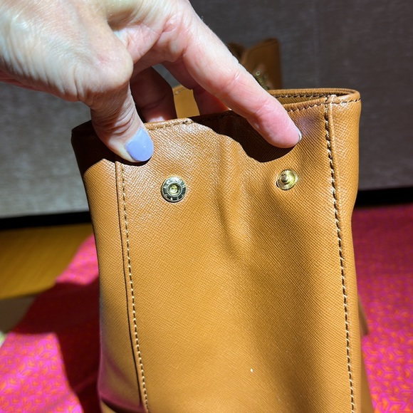 NWT. Tory Burch Robinson East West Tote. Never used. Smoke free home. - Picture 13 of 15